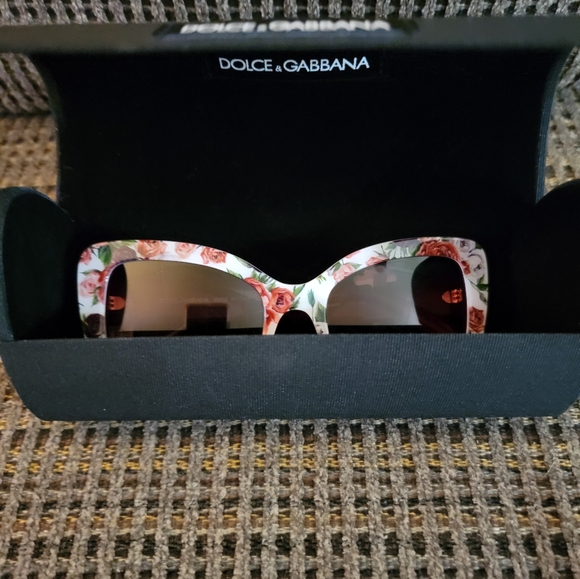 Authentic Dolce Gabbana sunglasses 👓 - Picture 4 of 11